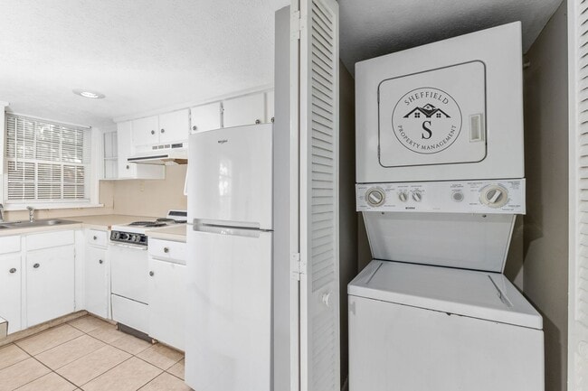 Building Photo - Charming 1 Bedroom, 1 Bath Duplex in Lakebottom – Ideal Location!