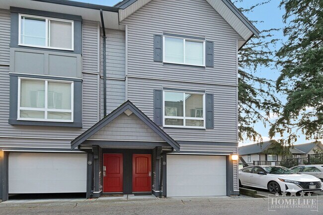 Building Photo - 2 - Bed + 2.5 Bath Townhouse in Surrey!