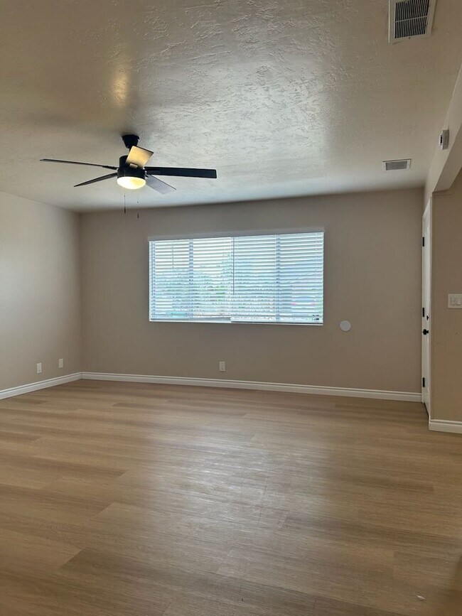 Building Photo - Please call Vaughn Realty, 760-446-6561 to set up an appointment.
