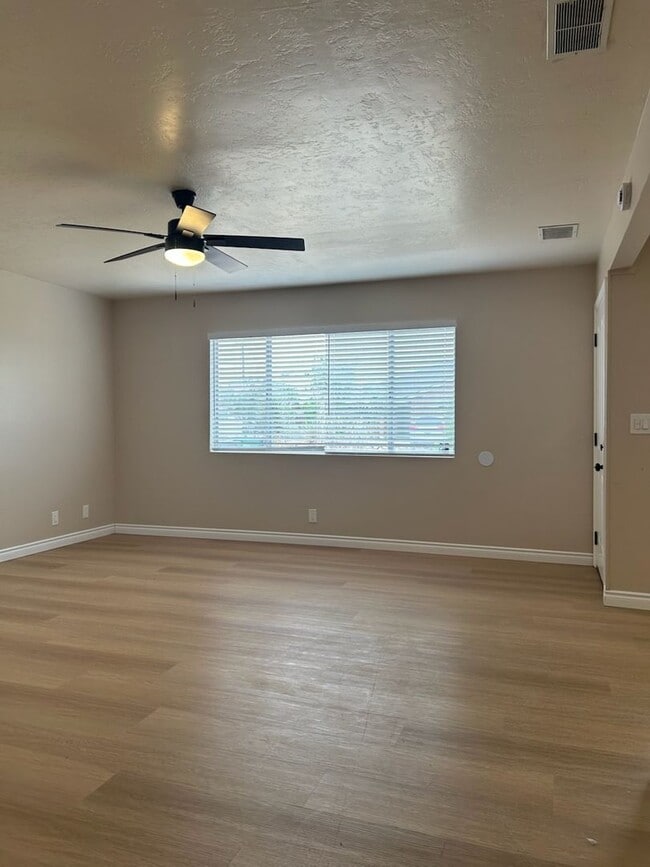 Foto del edificio - Please call Vaughn Realty, 760-446-6561 to set up an appointment.