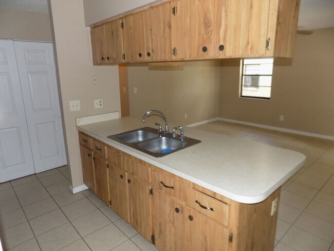 Building Photo - Spacious 2/2 Duplex IN Zephyrhills