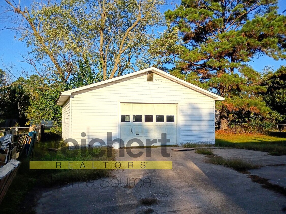 Building Photo - 3-Bed Home with Great Garage/Shop & Conven...