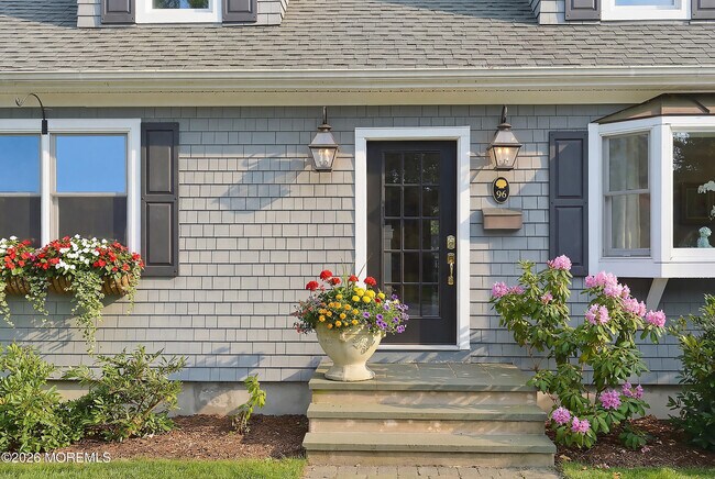 Foto del edificio - 96 Lakeshore Dr