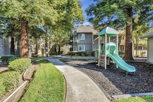 Building Photo - 1101 Lakeview Cir