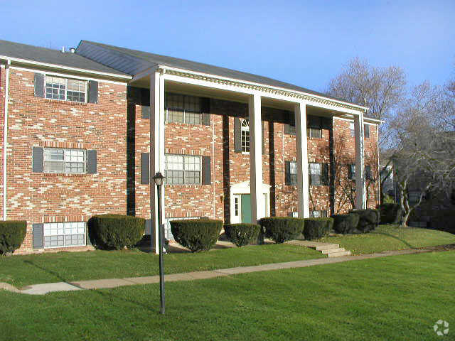 Building Photo - Heritage Court