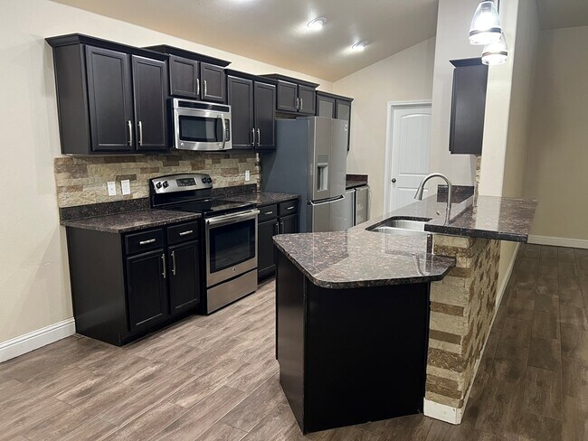 Foto del edificio - 9914 Rainbow Dr