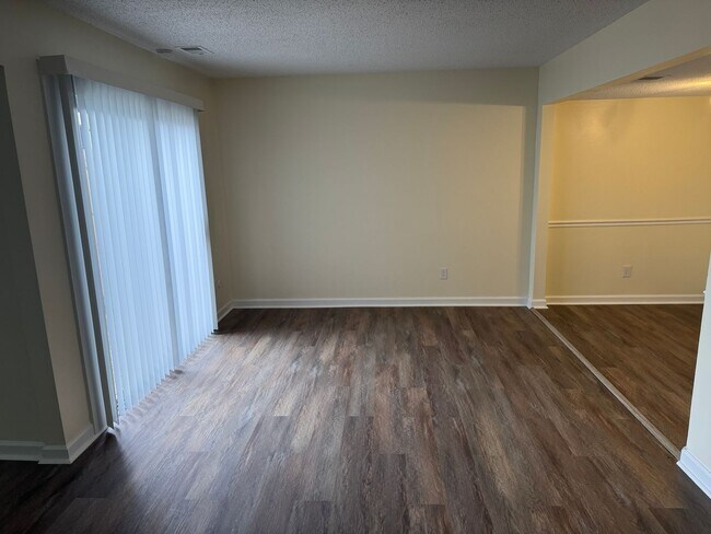 Foto del edificio - LEVEL GREEN Three Bedroom Fully Renovated ...