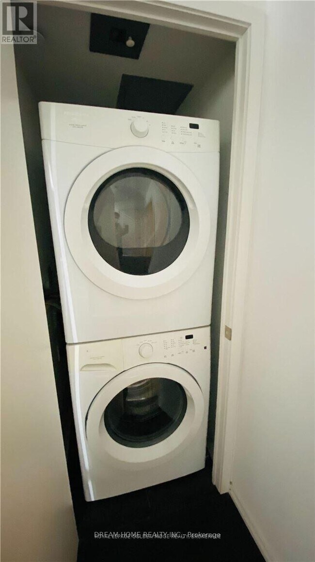 Building Photo - 75 St Nicholas St