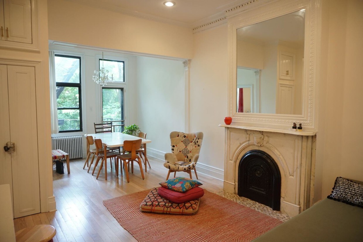 Building Photo - 135 Saint James Pl
