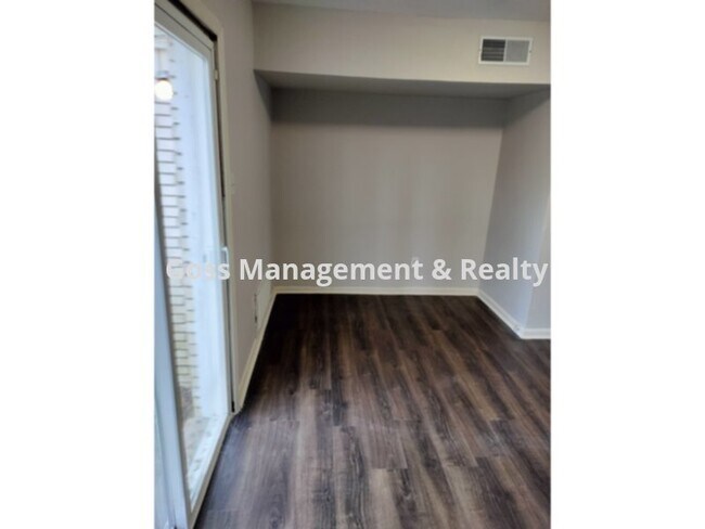 Building Photo - NEWLY REMODELED DUPLEX