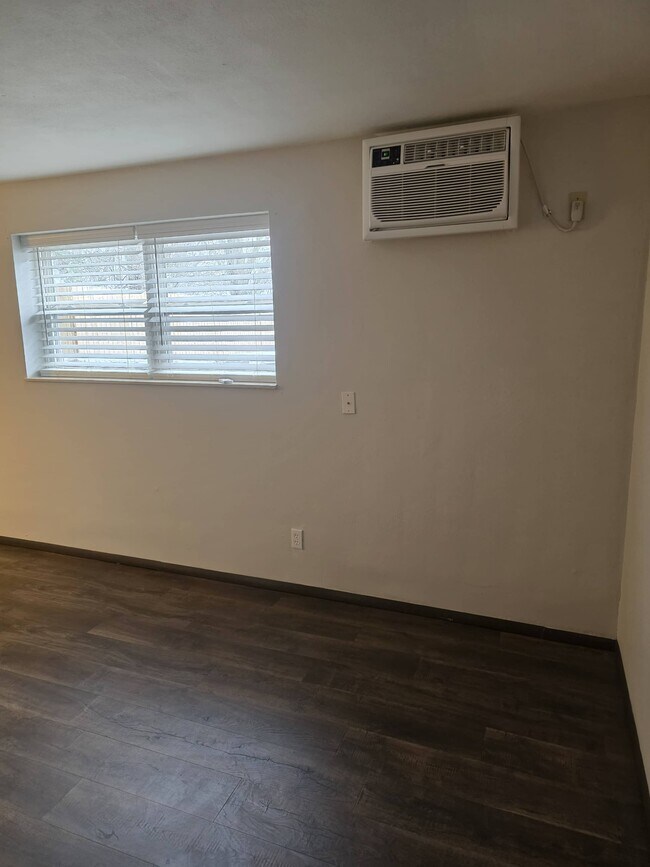 Gran ventanal en la sala de estar - 212 N 44th St