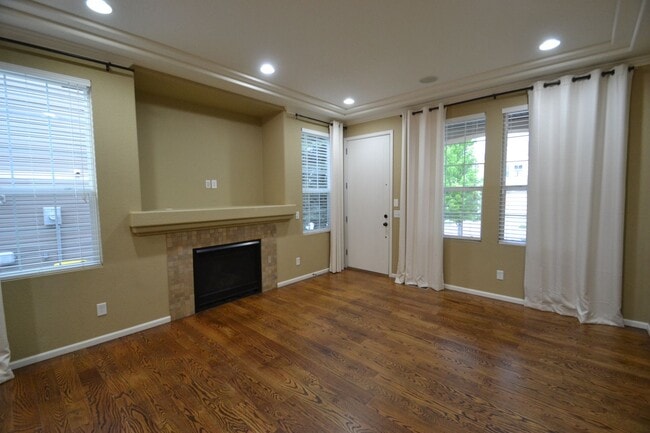 Building Photo - 4 bedrooms and large loft in Banning Lewis...
