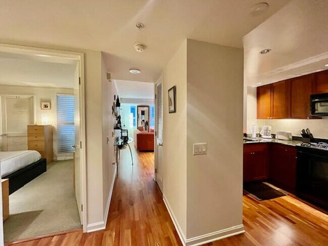 Foto del edificio - Rare luxury downtown condo w/parking, pool, hot tub and roof deck w/Bay Bridge Views!