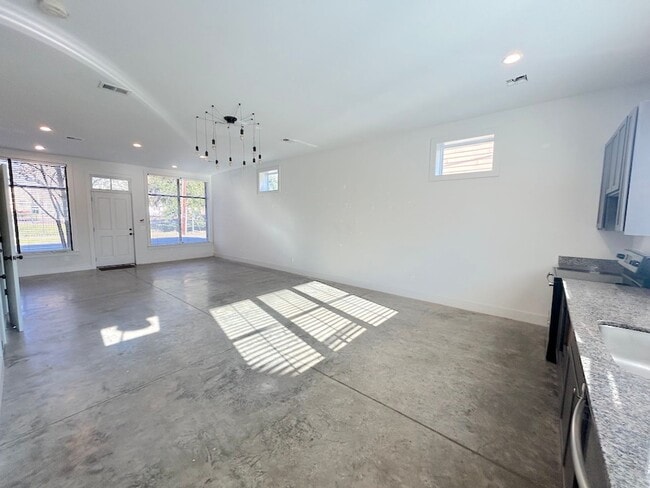 Building Photo - 2 BEDROOM | 2.5 BATH | BALCONY