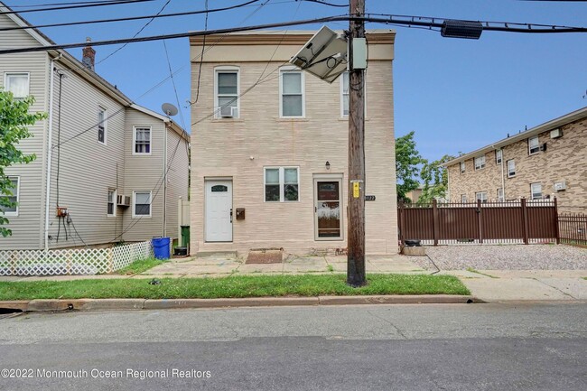 Building Photo - 3022 S Wood Ave