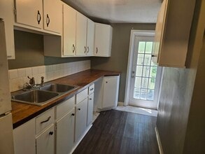 Building Photo - 107 Hollyberry Ln