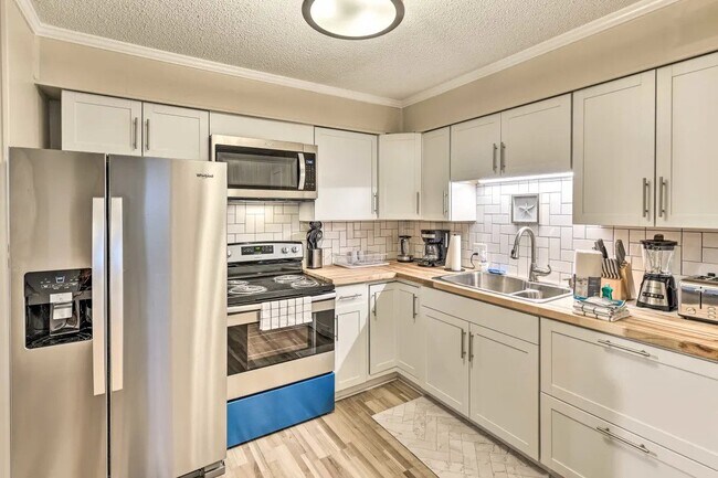Building Photo - Charming 2 Bed/2 Bath Condo in Hilton Head...