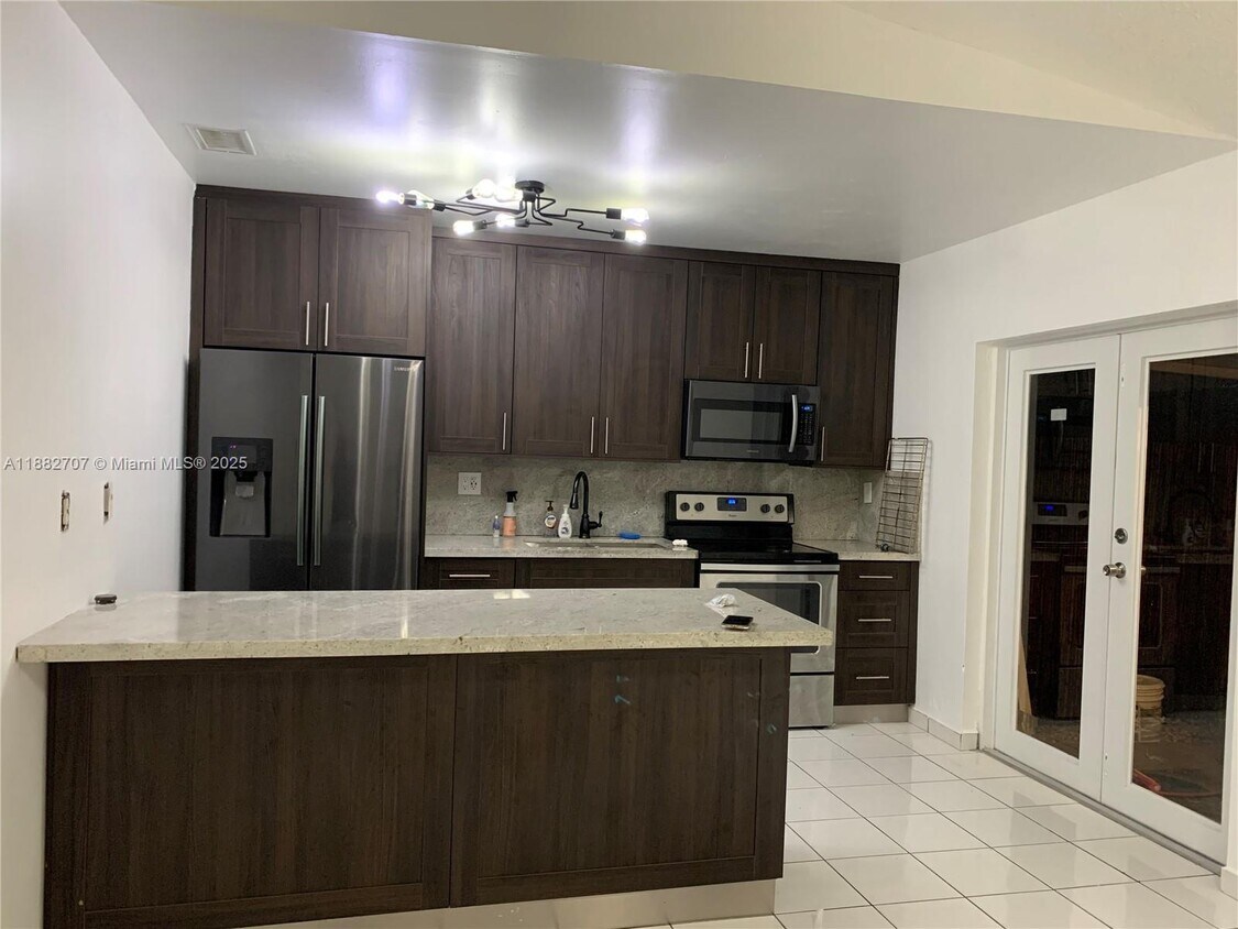 Foto principal - 3298 W 70th St
