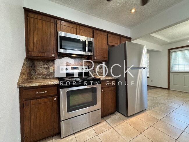 Photo - 3 Bedroom, 2 bath, 2 car garage home avail...