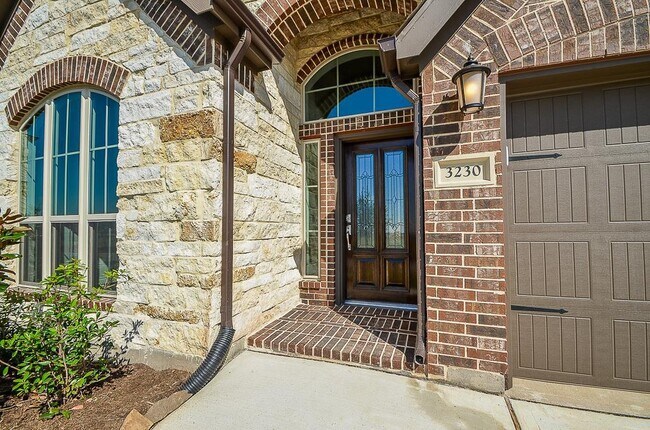 Building Photo - 3230 Shadow View Ln