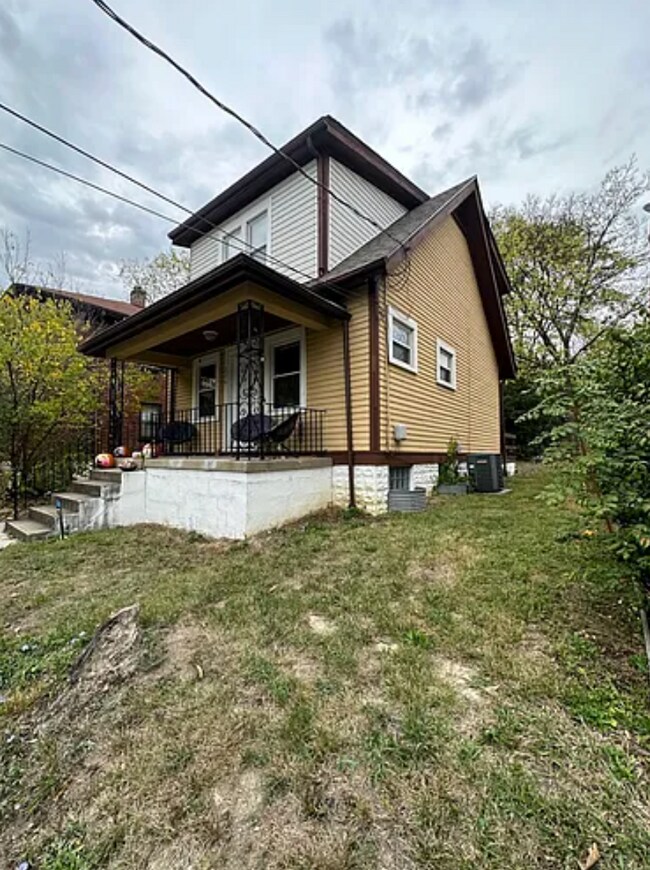 Foto del edificio - 2 Bedroom House Available Next to UC Campus