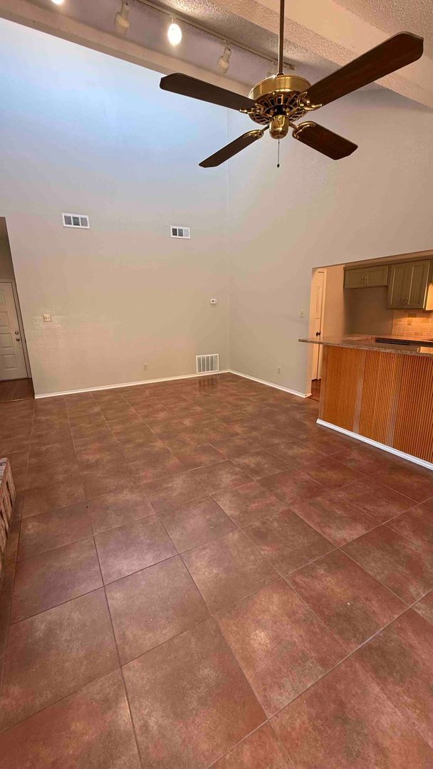 Foto del edificio - 3bed/2bath Townhouse with 2 car garage