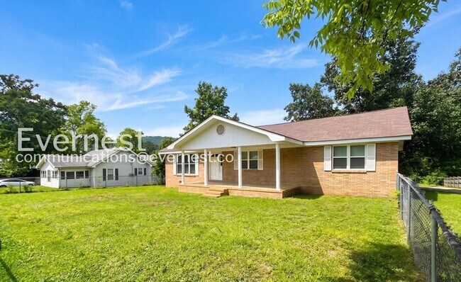 Building Photo - 3 Bed, 2 Bath Home with Modern Amenities / Pet-Friendly / Available Now!