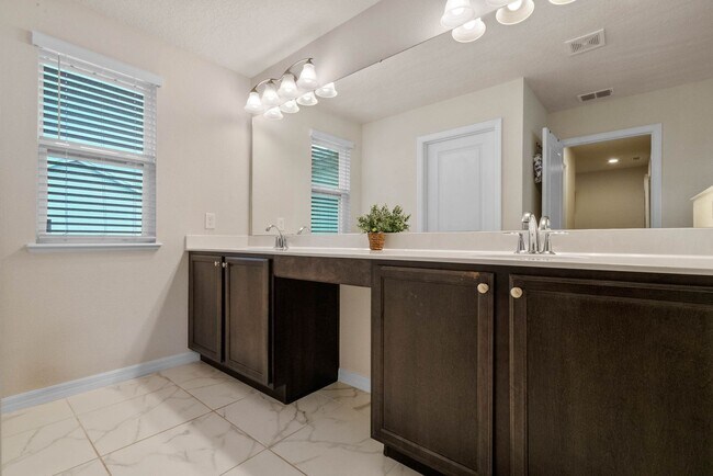 Foto del edificio - Water Front Home- 4 Large Bedrooms-3 baths Gated Community Call Sheila Campbell 407-687-7900