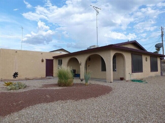 Building Photo - PRICE DROP! Move in special! 1/2 off first...
