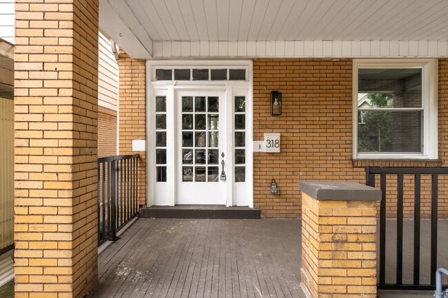 Building Photo - Beautiful 5 Bedroom, 2 Bathroom in Mt.Lebanon- Original Hardwood Floors and Garage