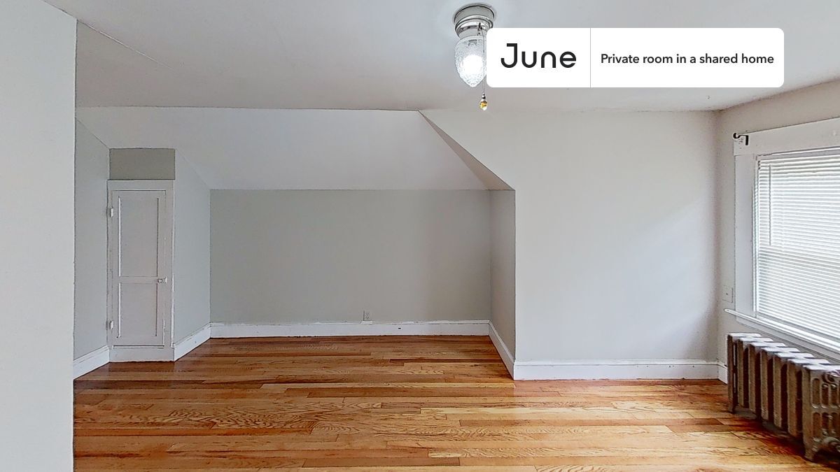 Foto principal - Private bedroom in 4 bed/1 bath Home
