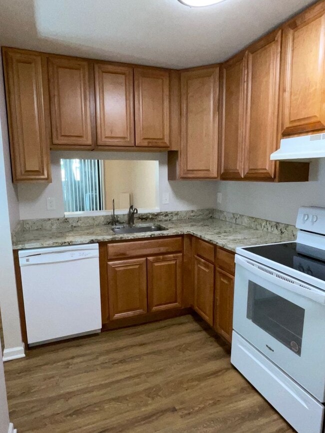 Foto del edificio - 3BD 2.5BA End Unit Townhome