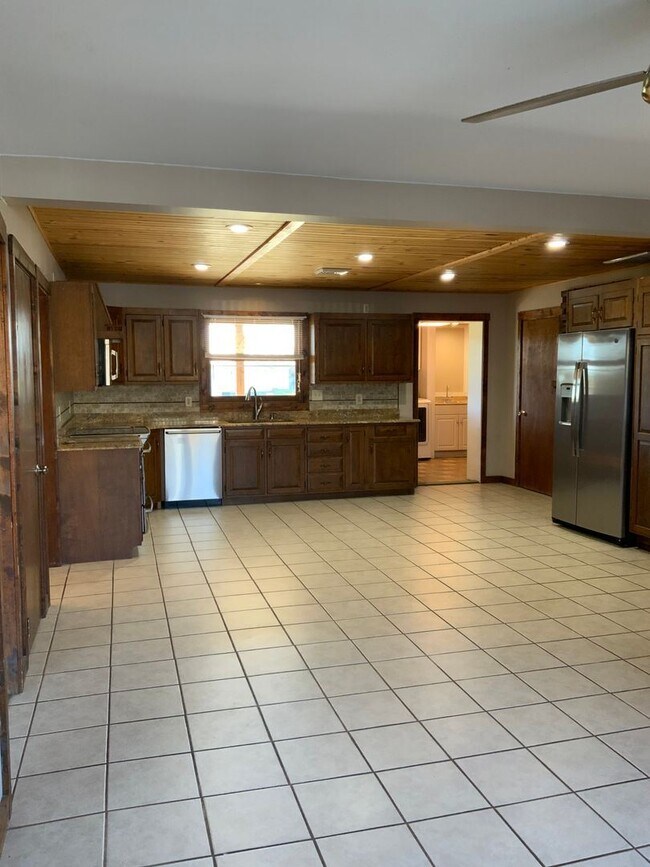 Building Photo - 6 br, 3 bath House - 10 MARTICVILLE RD
