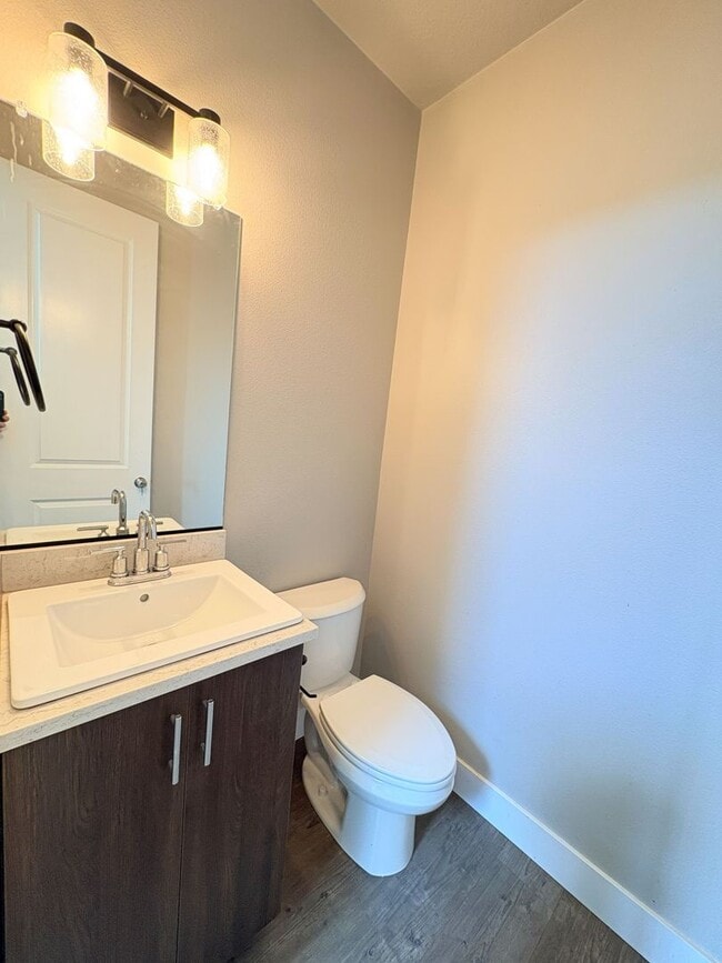 Building Photo - 3 Bedroom, 2.5 Bathroom Home Available in NE Salem!