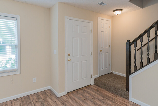 Foto del edificio - 5291 Falling Creek Ln