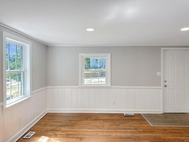 Building Photo - 1645 NE Ashley School Cir