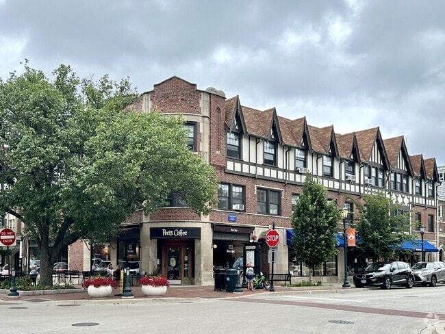 Building Photo - 814 Elm St