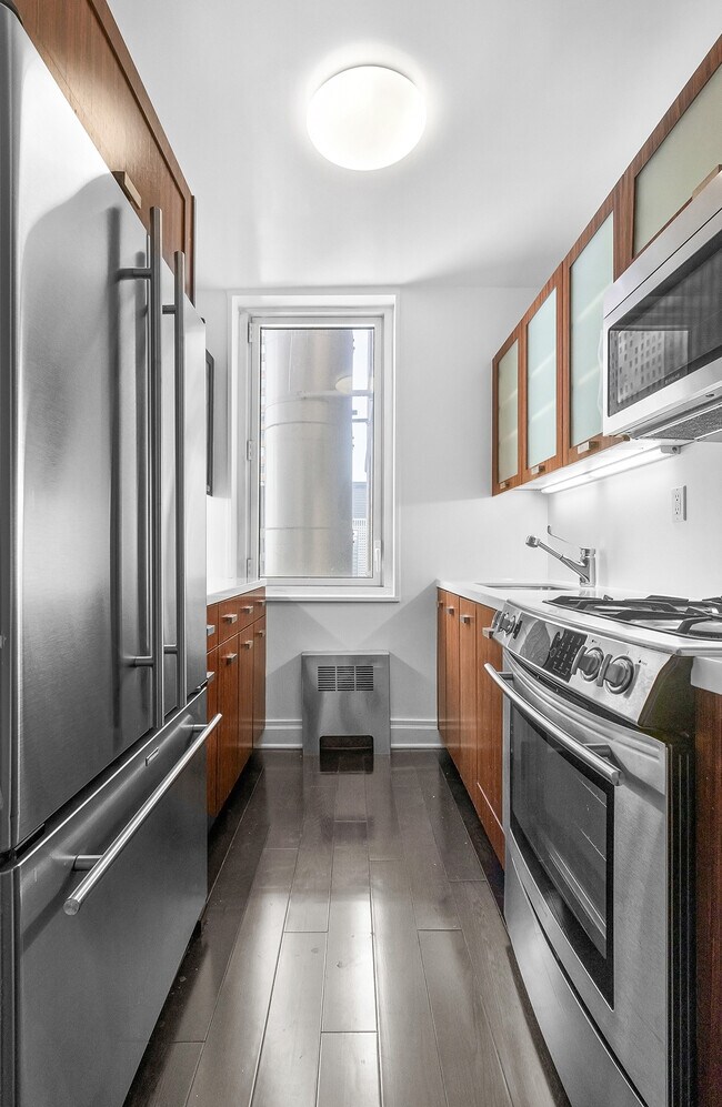 Building Photo - 212 E 47th St