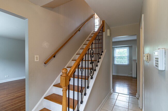 Building Photo - 911 Belmar Ln