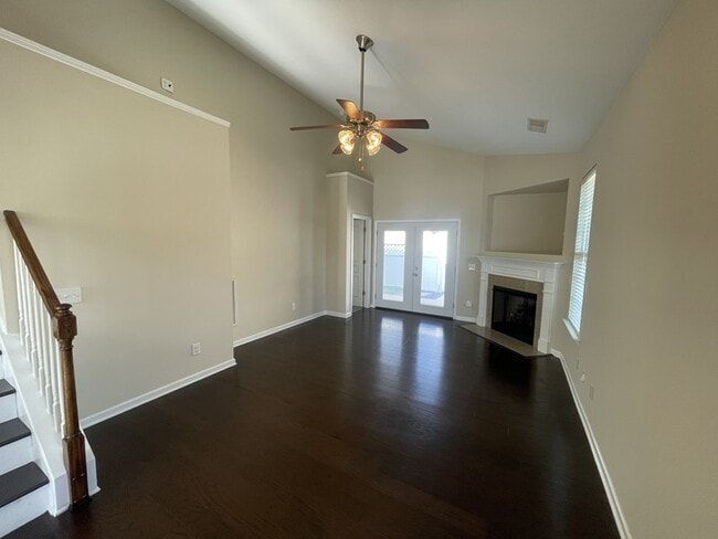 Building Photo - Beautiful END-UNIT 3BR 2.5BA Townhouse in ...