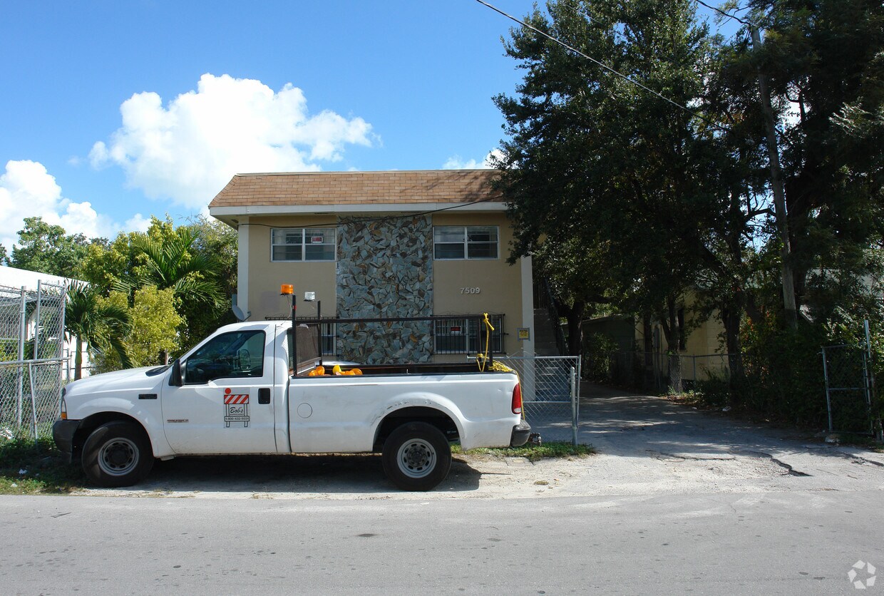 Foto principal - 7509 NE 3rd Ave
