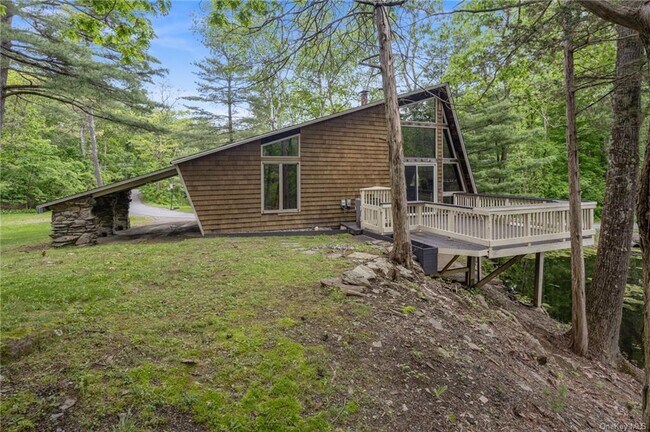 Building Photo - 306 Lake Lodge Dr