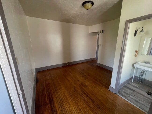 Building Photo - Large Five Bedroom 1.5 Bathroom In York!