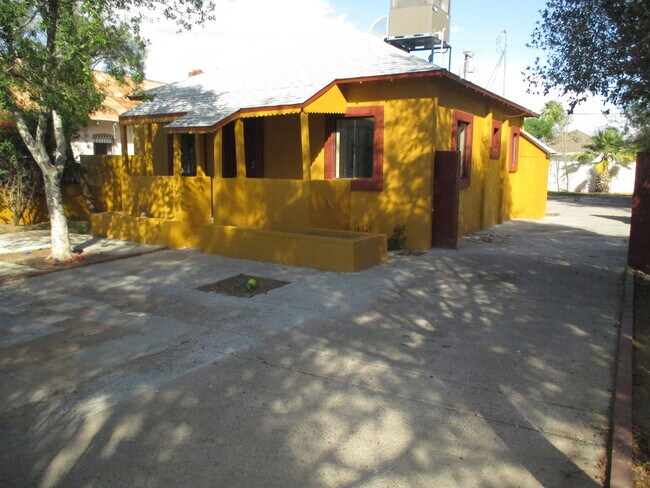 Building Photo - Great 3 bedroom 1 bath with nice size yard