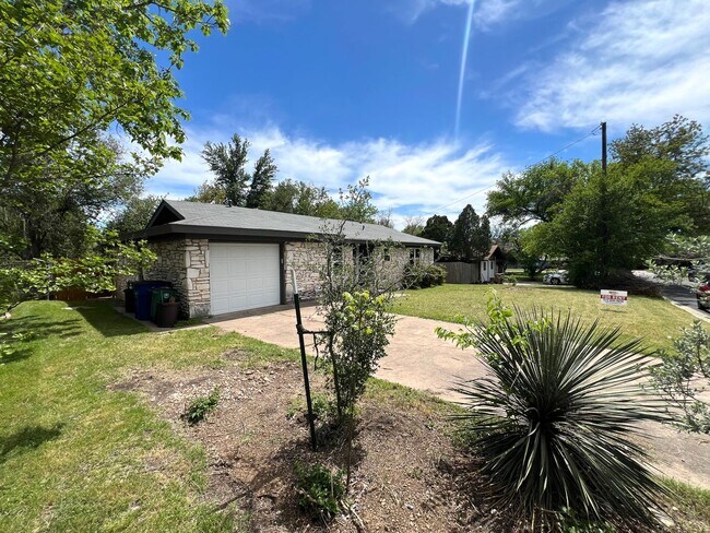 Building Photo - 3 Bedroom 2 Bath Single Story House for Re...