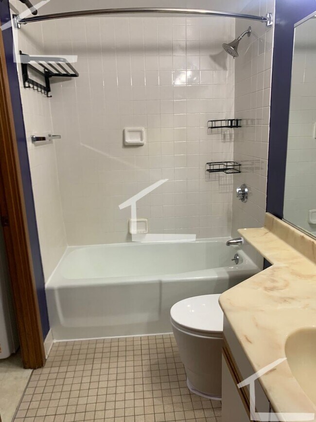 Building Photo - Spacious 1 bed w In Unit Laundry near T.  PARKING INCLUDED