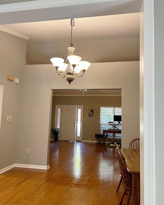 Building Photo - Lake Pineda Area | Home | Unfurnished
