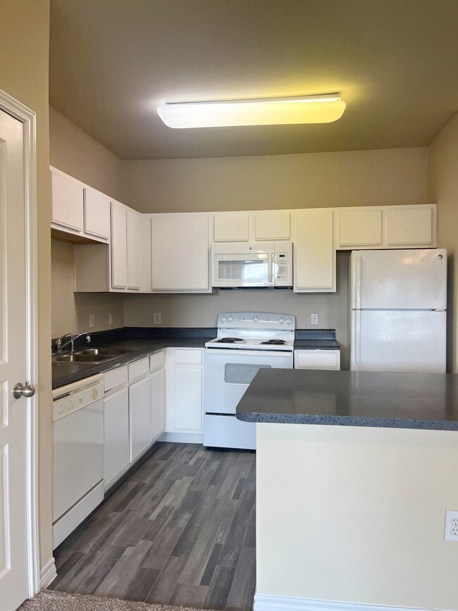 Building Photo - Refugio Place