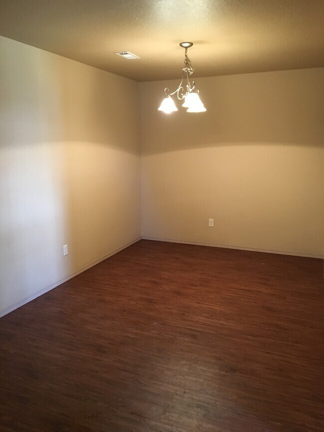 Foto del edificio - 903 Meadowlands Dr