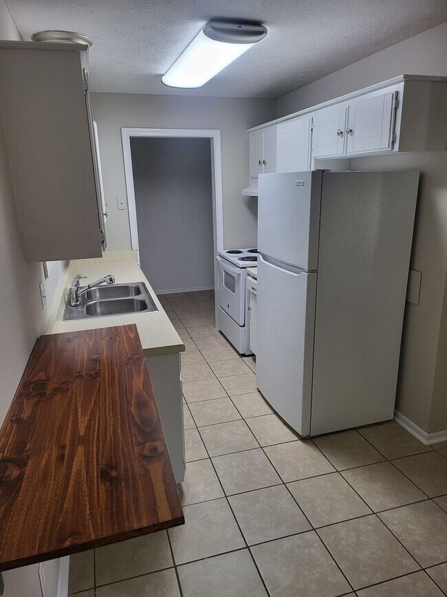 Foto del edificio - Nice three bedroom with bonus room in Laverne